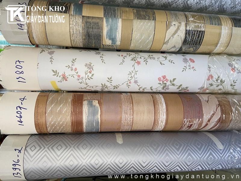 Ưu tiên chọn mẫu decal trang trí tường phù hợp với ngân sách gia đình