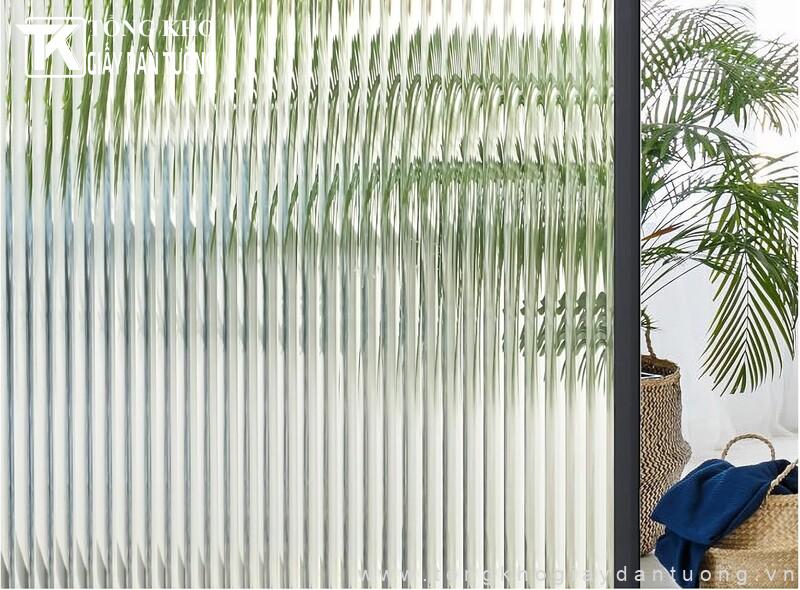 Decal không chỉ trang trí mà còn bảo vệ bề mặt kính, tăng tính riêng tư