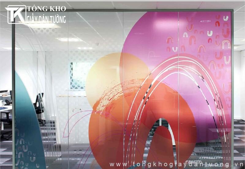 Decal in logo hoặc thông tin doanh nghiệp được sử dụng phổ biến tại văn phòng, cửa hàng và showroom