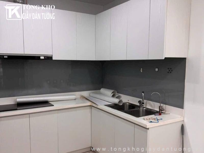 Mẫu giấy dán tường đơn sắc trang trí không gian nhà bếp hiện đại