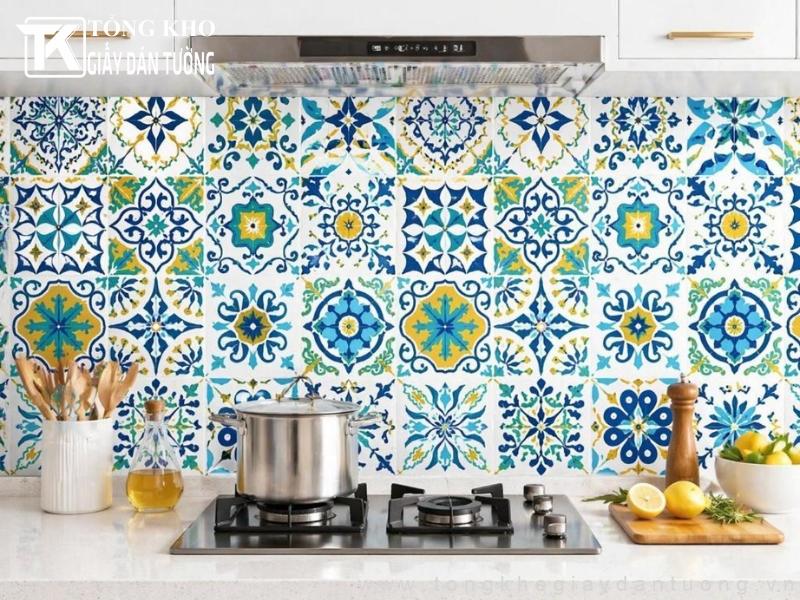 Mẫu giấy dán tường phòng bếp nhiều màu sắc chống bám dầu được nhiều gia đình lựa chọn