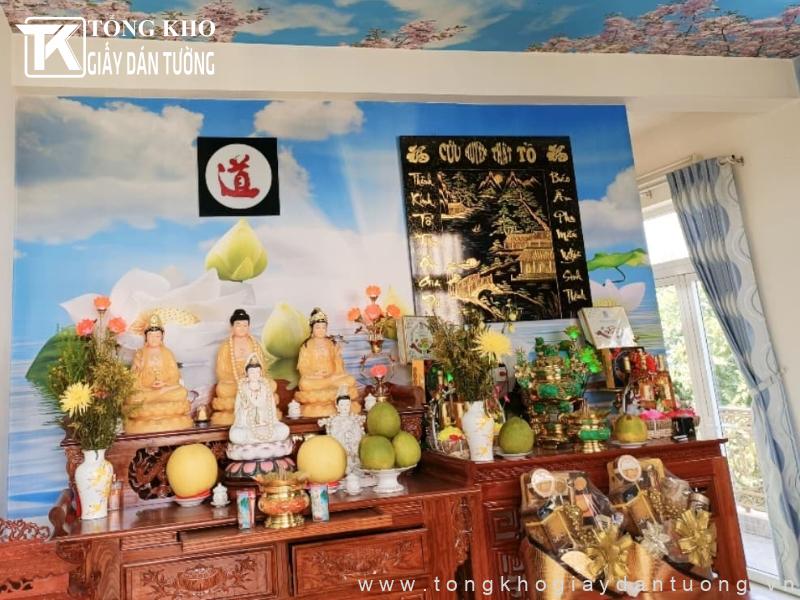Mẫu giấy dán được khá đông gia chủ lựa chọn để trang trí nơi thờ tự