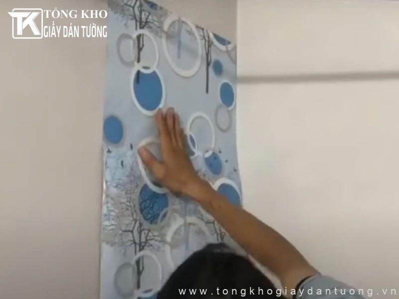 Hướng dẫn thi công Decal dán tường không bị nhăn 5 Cân bằng phương thẳng đứng