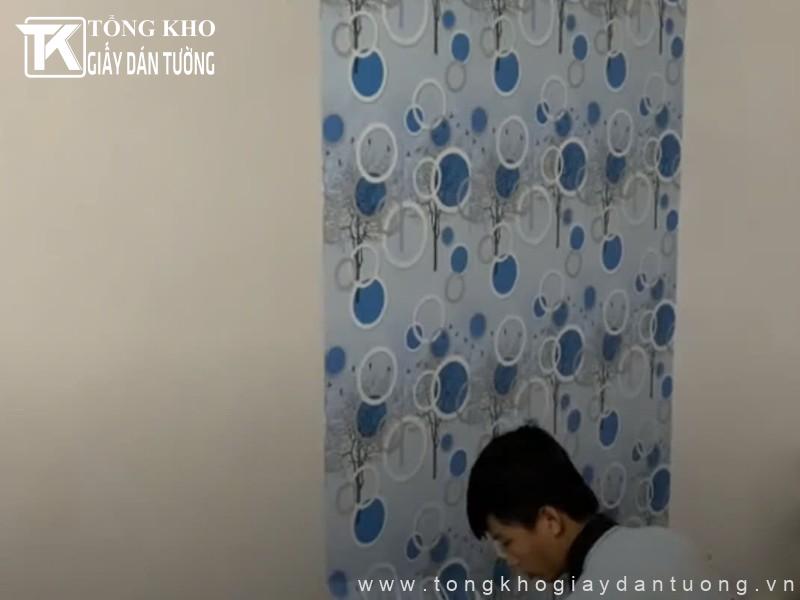 Hướng dẫn thi công Decal dán tường không bị nhăn 7 Miết phẳng tránh tạo bọt khí