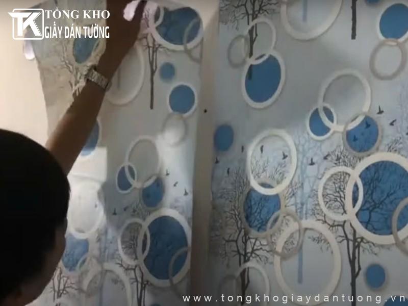 Hướng dẫn thi công Decal dán tường không bị nhăn 8 Tiếp tục tương tự hàng thứ 2 cho đến cuối cùng