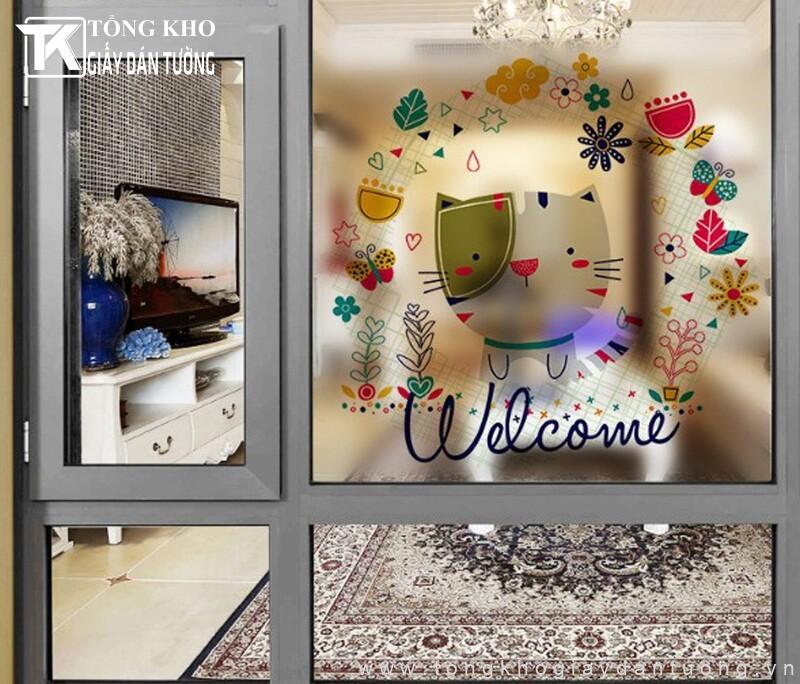 Một lớp decal phù hợp khiến tấm kính đơn điệu trở nên sinh động và hài hòa hơn