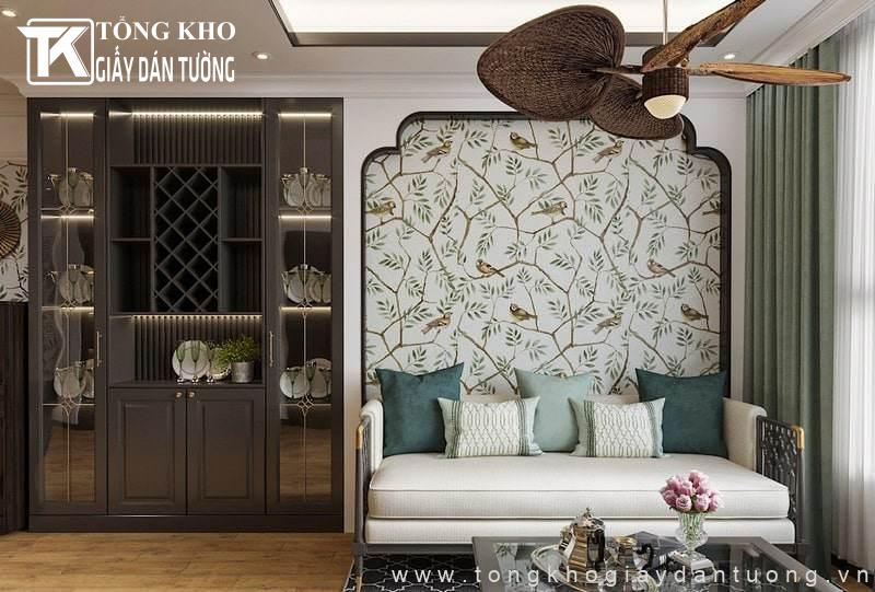 Giấy dán tường Indochine phối với nội thất gỗ là một công thức rất phổ biến