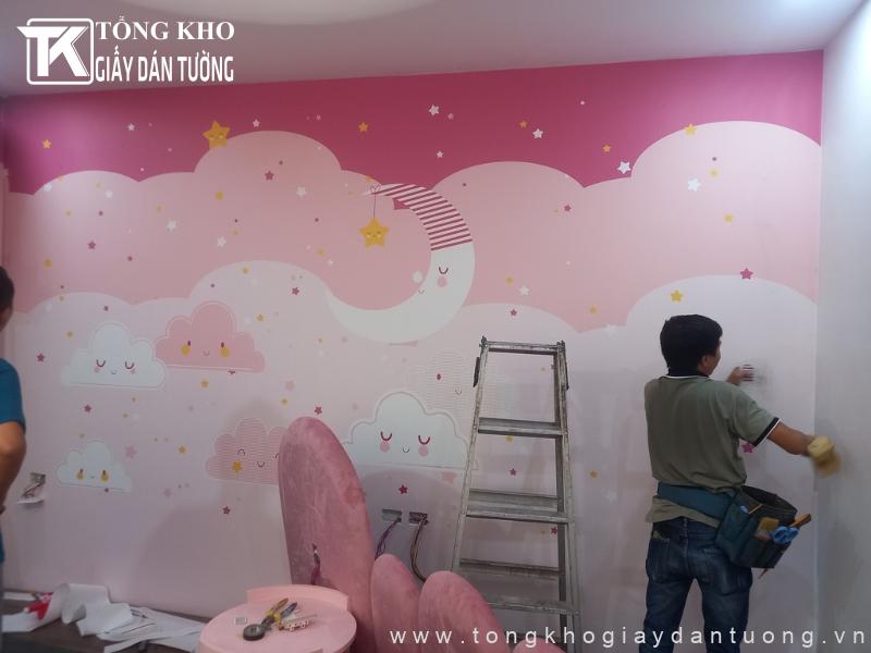 Giá giấy dán tường bao nhiêu tiền 1m2? Chi phí trọn gói từ A-Z 4 Chi phí thi công giấy dán được tính dựa trên diện tích và tình trạng công trình