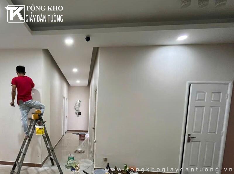 Dự án thi công giấy dán tường Quận 6 cho nhà ở 3 phòng ngủ 6 Tại các góc, chân tường, mép trần, giấy được cắt cẩn thận để tạo cảm giác gọn gàng