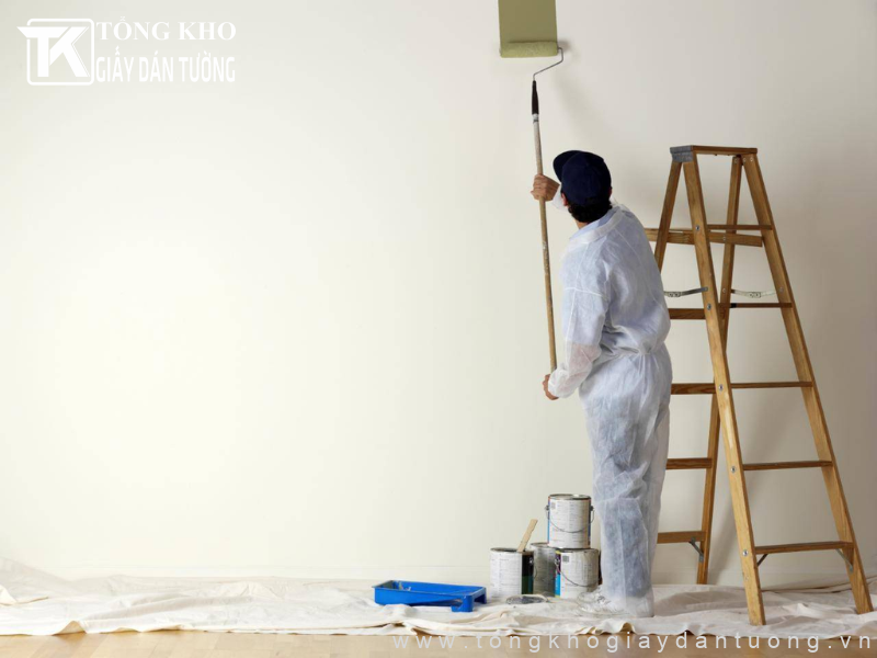 So sánh giấy dán tường và sơn: phương án nào tối ưu, tiết kiệm hơn? 2 Sơn nước là vật liệu sơn tường phổ biến tại nhiều gia đình Việt
