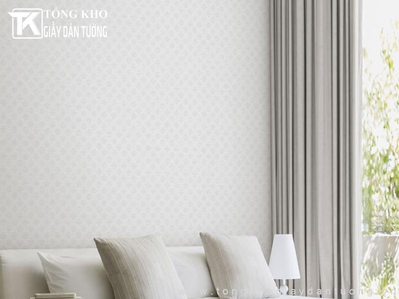 Giấy dán tường tông trắng có hoa văn nhỏ hài hòa, đẹp mắt