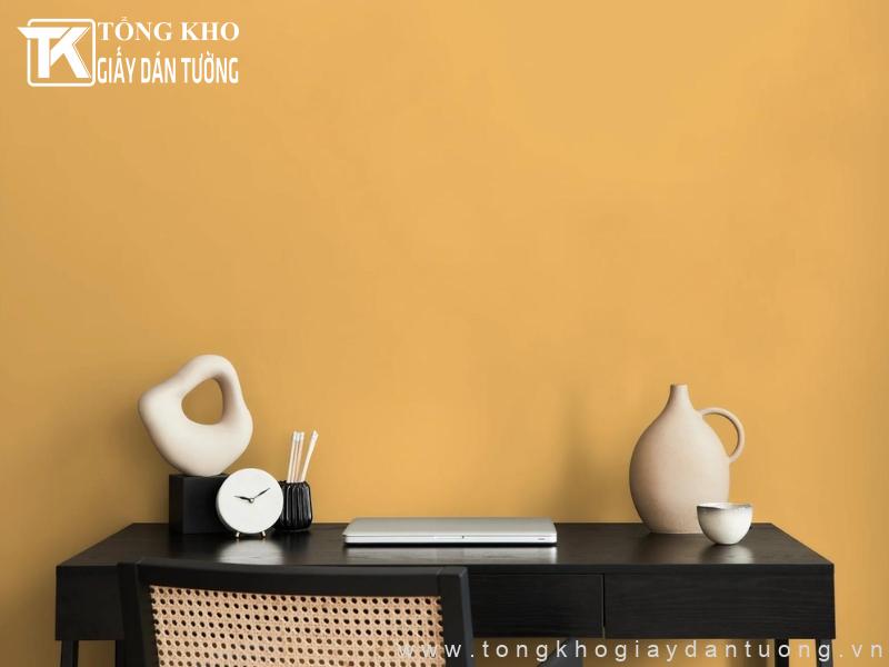 Nhiều gia chủ thích sử dụng giấy dán màu vàng cam để trang trí góc làm việc