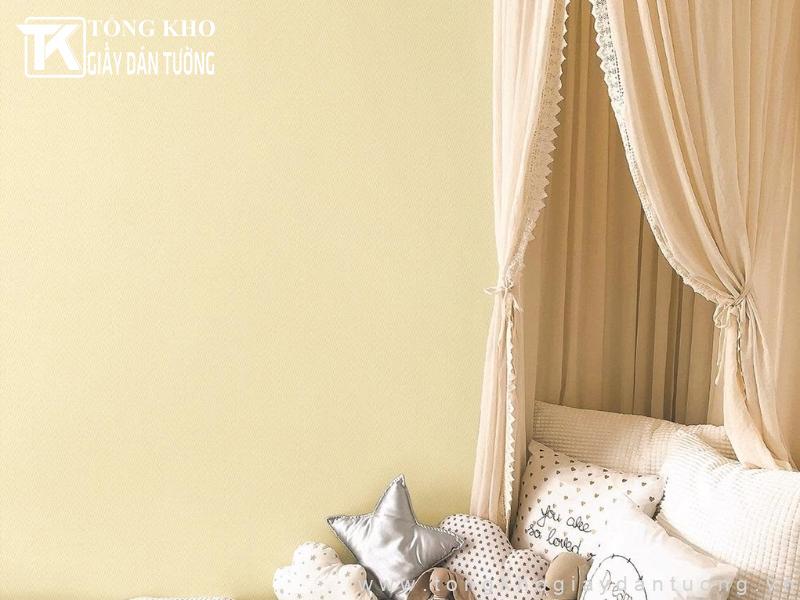 Mẫu giấy dán màu vàng nhạt rất được ưa chuộng trong trang trí phòng ngủ