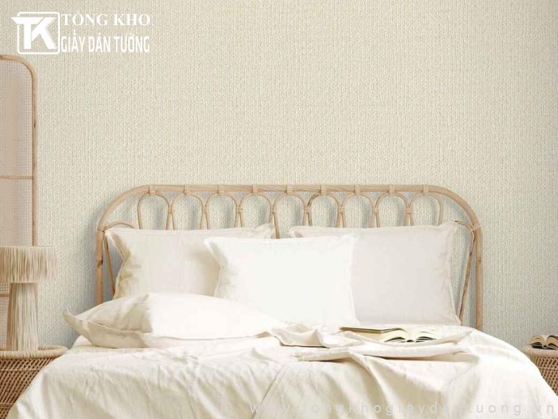 Thi công giấy dán tường quận Thủ Đức - Dự án nhà anh Cẩn 2 Sử dụng giấy dán tường màu be sữa trang trí phòng ngủ ấm cúng