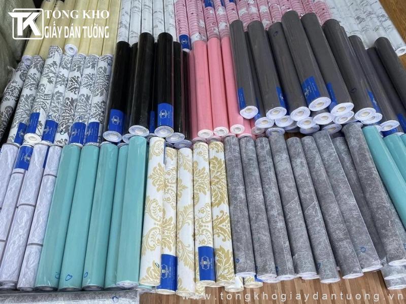 Lựa chọn màu sắc và hoa văn giấy dán tường hài hòa với thiết kế nội thất gia đình