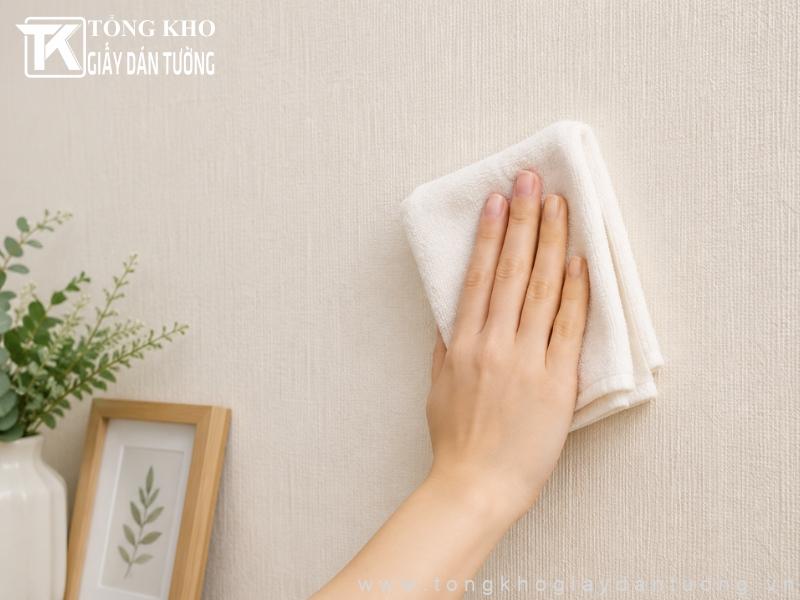 Dùng khăn khô lau sạch tránh để giấy dán tường bị ẩm
