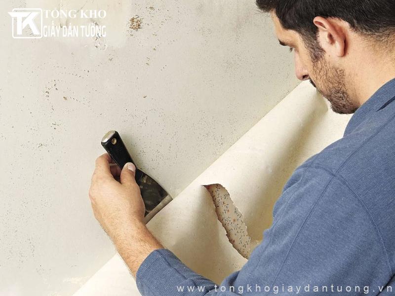 Mẹo bóc giấy dán tường cũ không bị tróc sơn hiệu quả