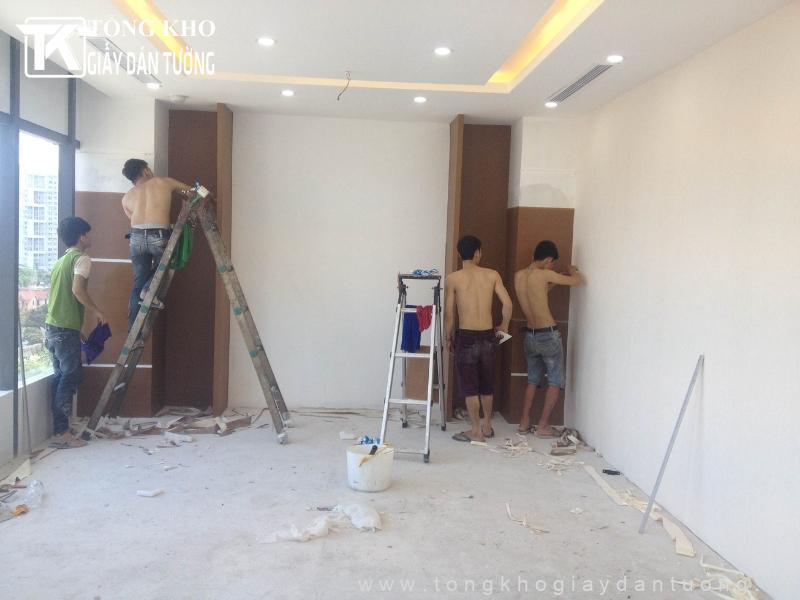 Thi công giấy dán tường Quận Bình Tân cho nhà anh Hiền 3 Đội thợ áp dụng quy trình thi công giấy dán tường chuyên nghiệp