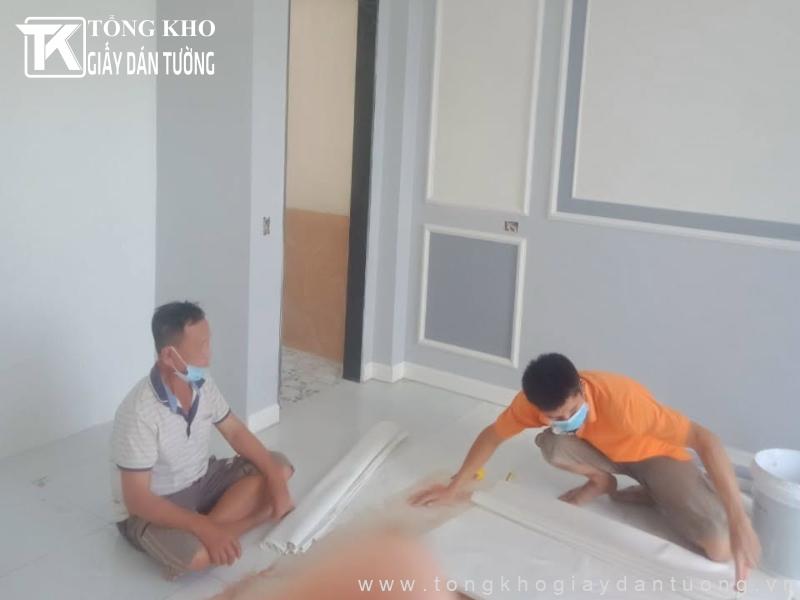 Thi công giấy dán tường Huyện Cần Giờ tại nhà chị Lan 3 Kỹ thuật viên thi công giấy dán tường Huyện Cần Giờ chuyên nghiệp