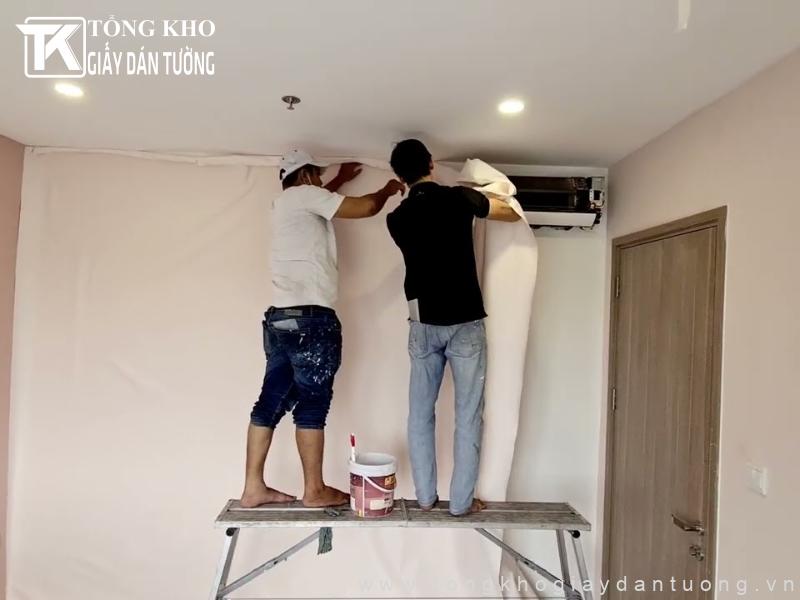 Thợ thi công giấy dán tường Quận Phú Nhuận làm việc tỉ mỉ