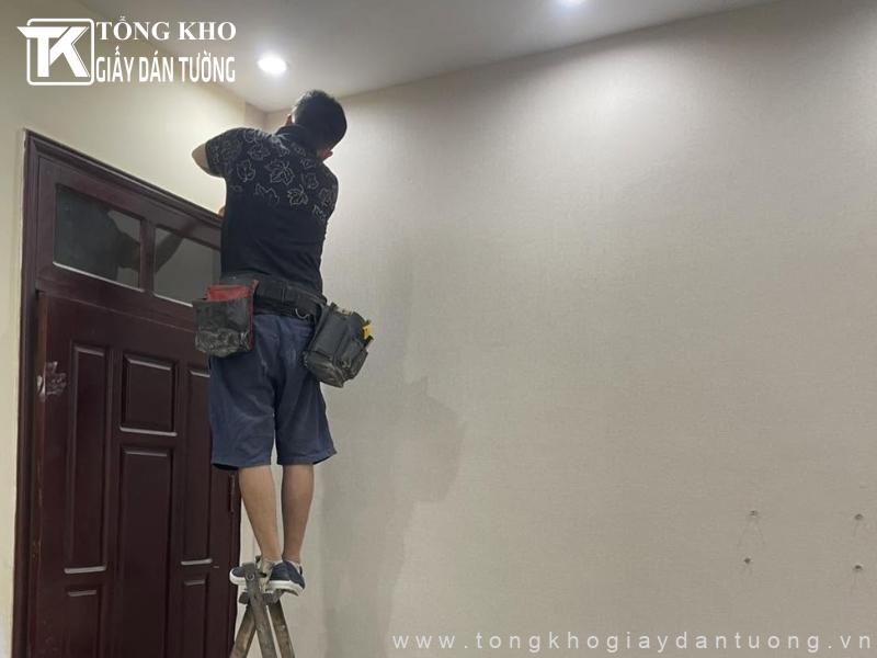 Tường ẩm có dán được giấy dán tường không? Cách xử lý chuẩn 4 Xử lý nền tường kỹ giúp quá trình thi công giấy dán tường nhanh và hiệu quả