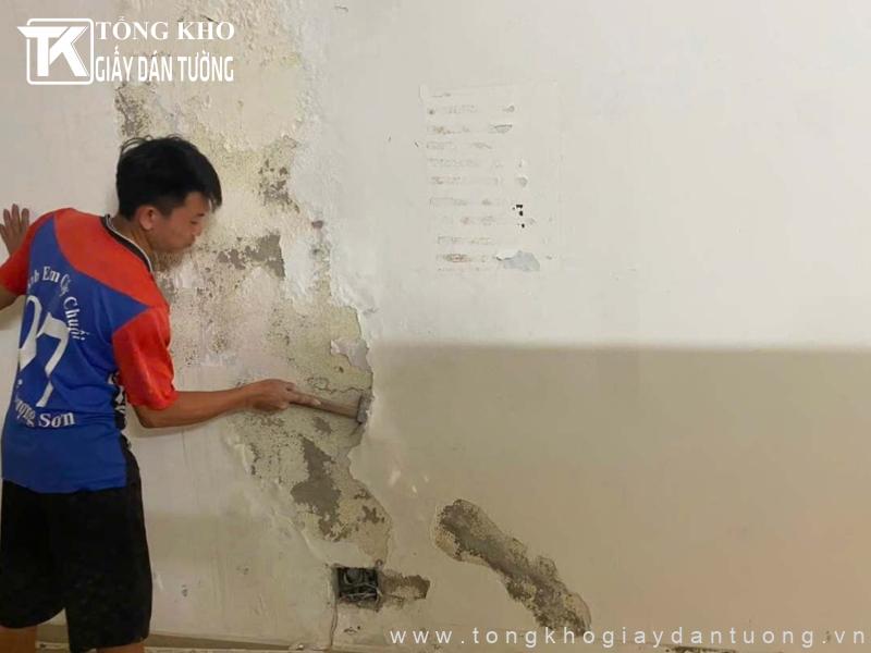 Dự án thi công giấy dán tường Quận 12 cho nhà anh Khánh 2 Xử lý nền tường kỹ lưỡng trước khi thi công giấy dán tường nhà anh Khánh