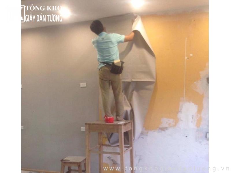 Dự án thi công giấy dán tường Quận 8 cho gia đình chị Thư 6 Đội ngũ kỹ thuật tiến hành dán giấy cẩn thận, đảm bảo liền mạch