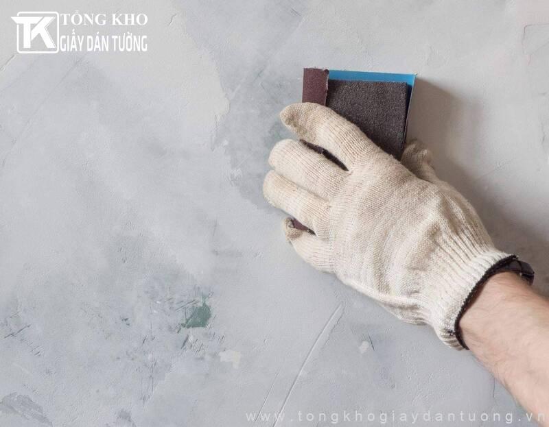Dự án thi công giấy dán tường Quận 8 cho gia đình chị Thư 5 Tiến hành xử lý kỹ lưỡng để đảm bảo khả năng bám dính và chất lượng hoàn thiện